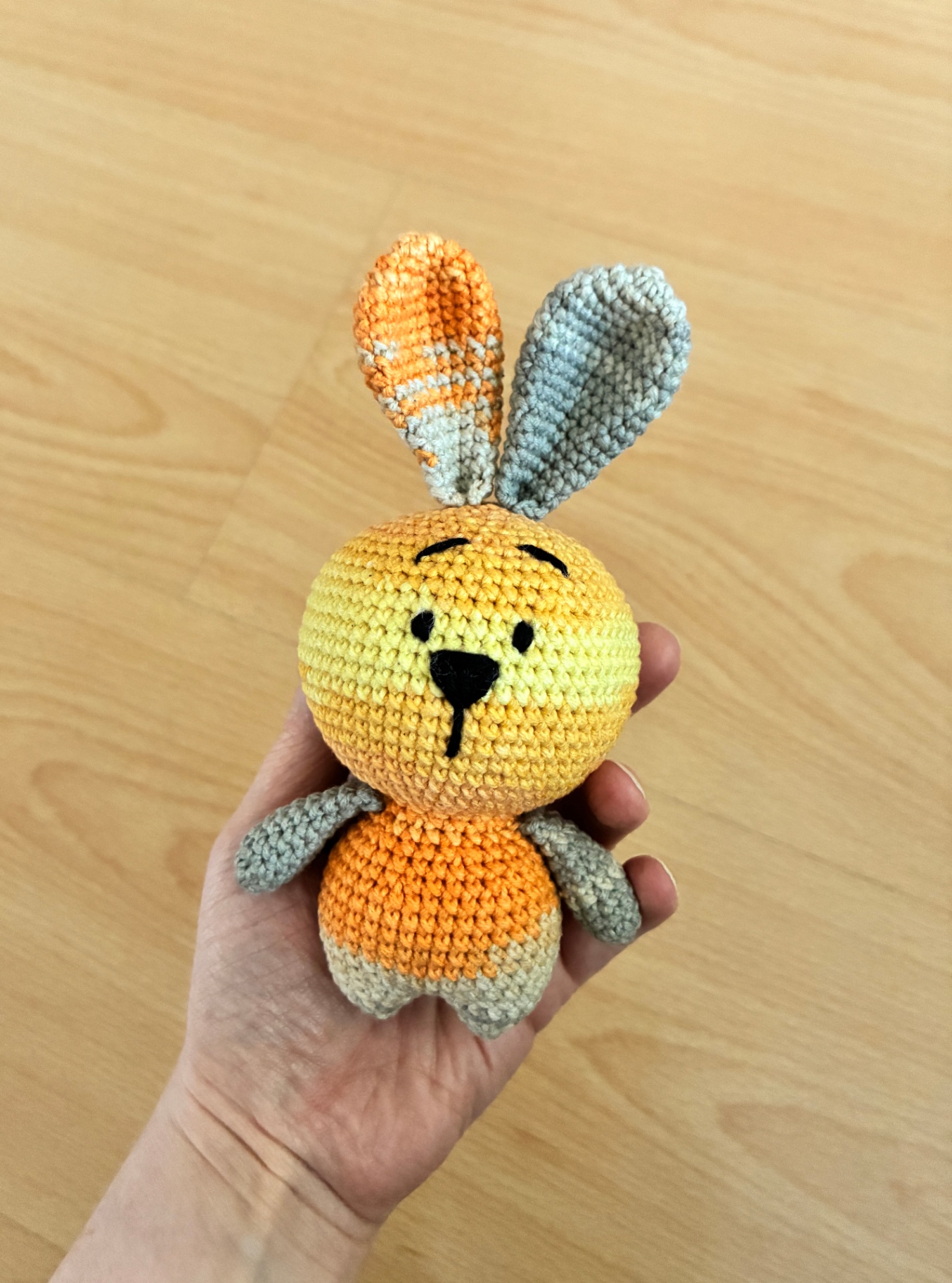 Barevný háčkovaný králíček — amigurumi hračka na zakázku